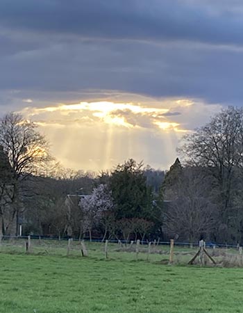Zon door de wolken landschap Wéris